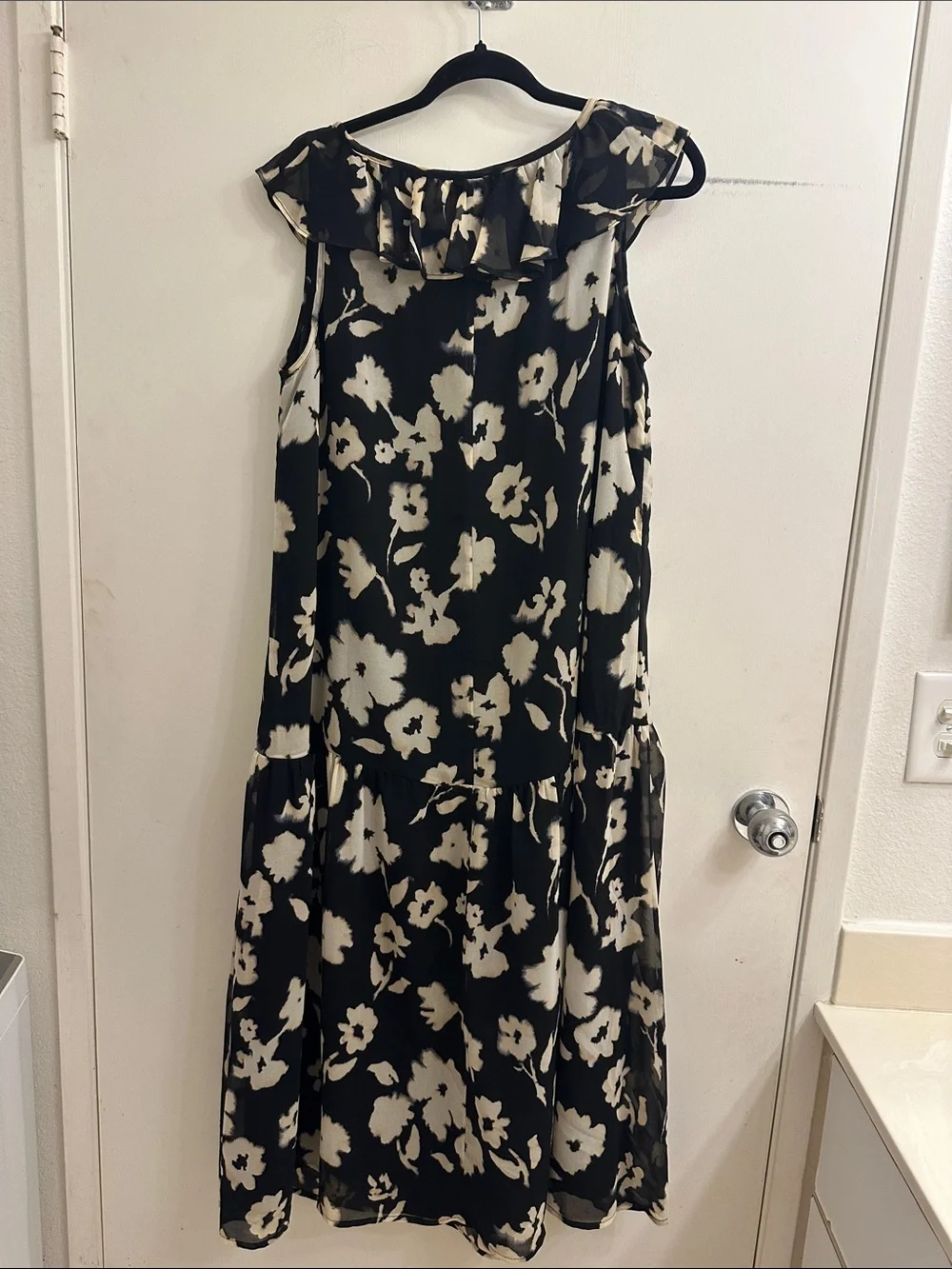 Isabel by Ingrid & Isabel Maternity Black Dress with Cream Floral Flowy Tiered M - Picture 4 of 4